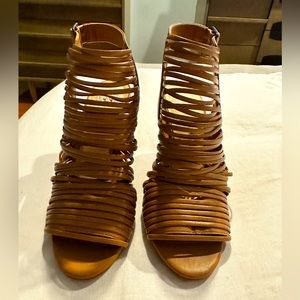 NWOT VINCE CAMUTO TAN STRAPPY SANDALS. SIZE 7.5. NEVER WORN. 3.5 INCH HEELS.